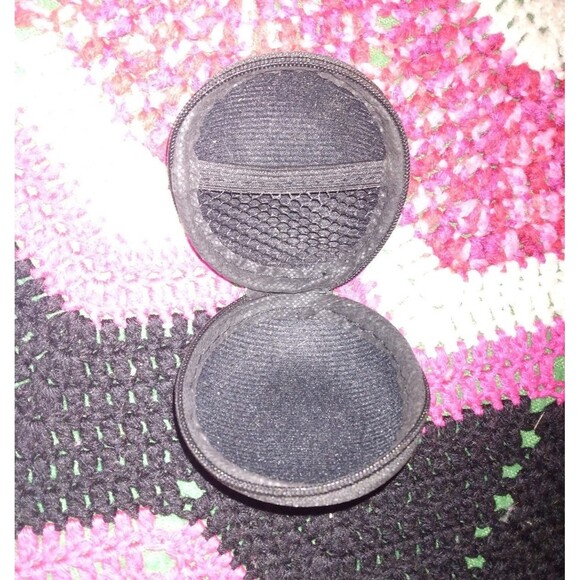 Round Earbuds Case - Picture 3 of 7